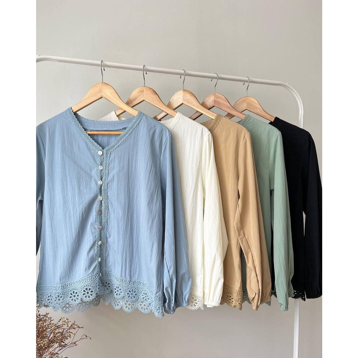 LEYSA BLOUSE BY PETIKITA CASUAL