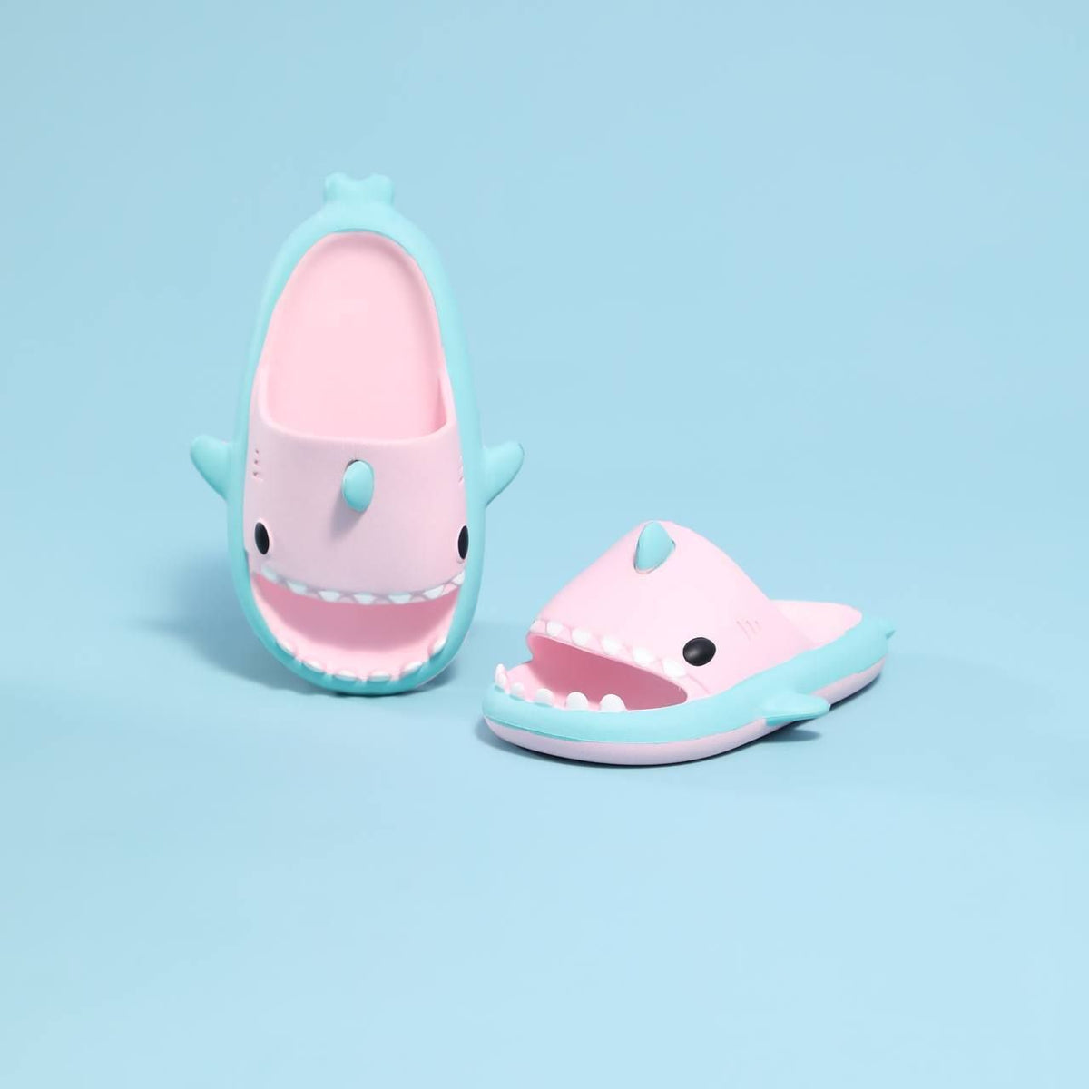KIDS 3D SHARK SLIPPERS - 2 TONED