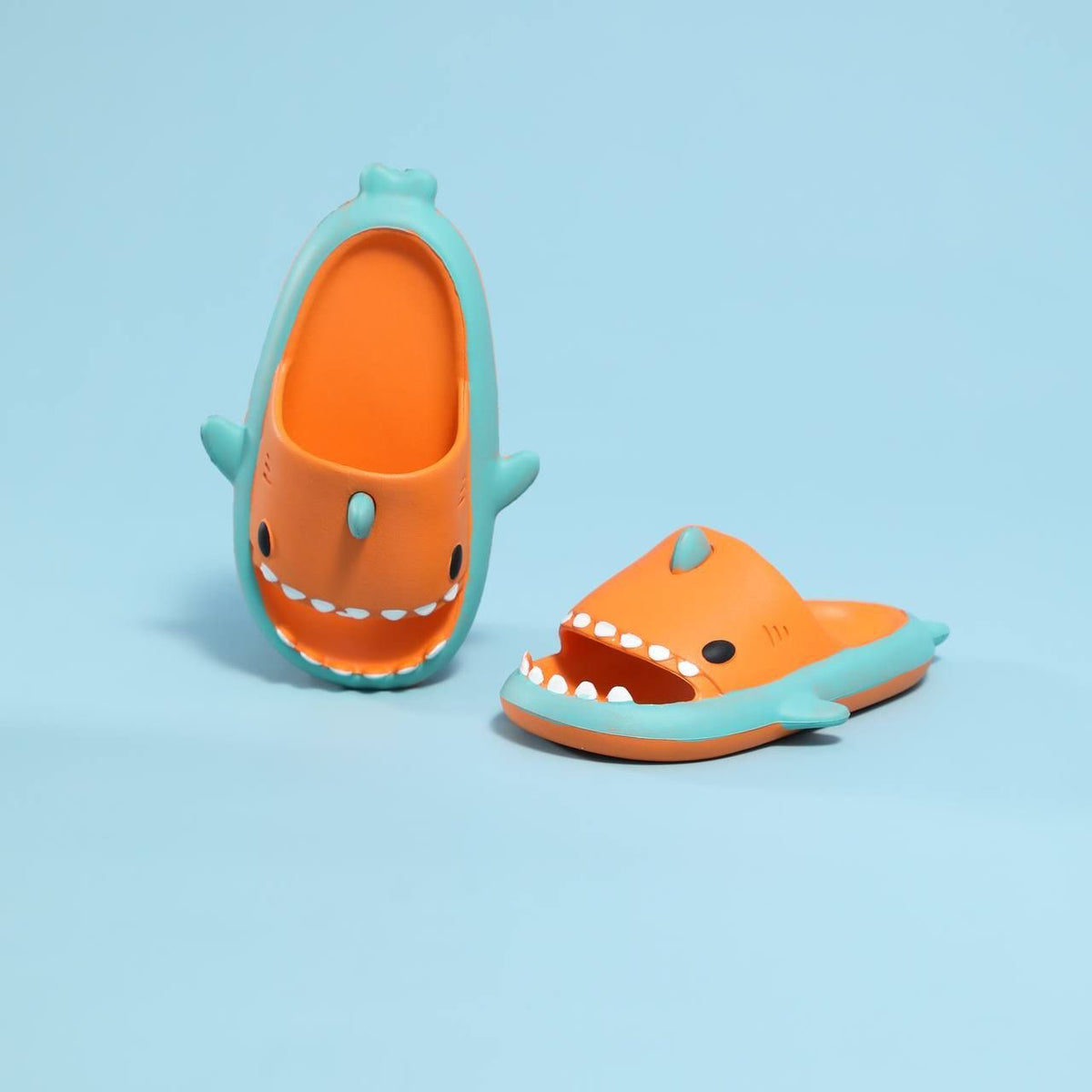 KIDS 3D SHARK SLIPPERS - 2 TONED