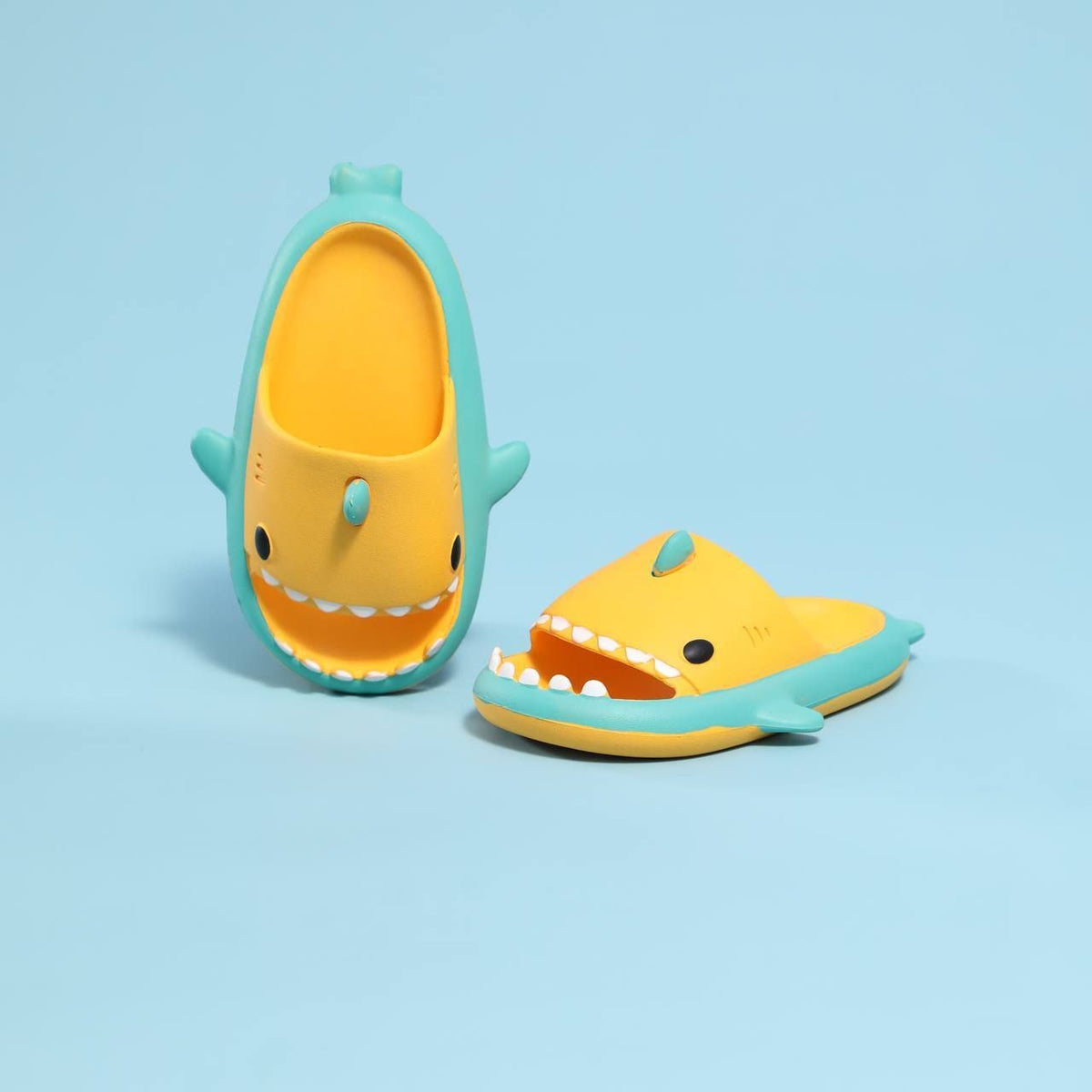 KIDS 3D SHARK SLIPPERS - 2 TONED
